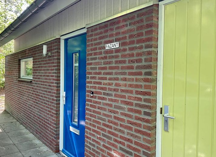 Comfortabele zithoek in Huisje in Oudemirdum, vakantiehuis in Friese bossen, Friesland met boekenplank.
