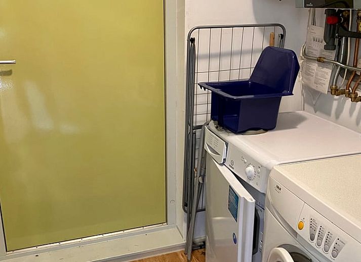 Comfortabele zithoek in Huisje in Oudemirdum, vakantiehuis in Friese bossen, Friesland met boekenplank.