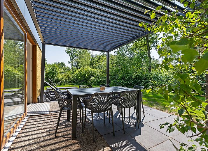 Aangepaste bungalow de Dobbe in Appelscha biedt een serene vakantiehuiservaring te midden van de Friese bossen met zonnig terras.