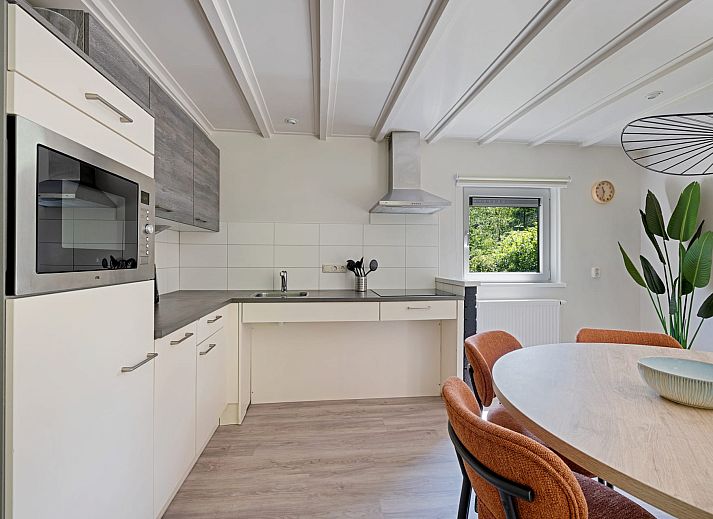 Aangepaste bungalow de Dobbe in Appelscha biedt een serene vakantiehuiservaring te midden van de Friese bossen met zonnig terras.