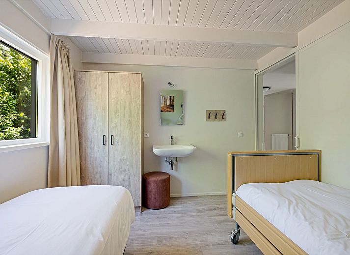 Geniet van het terras van Aangepaste bungalow de Dobbe in Appelscha, omringd door de Friese bossen in Friesland.