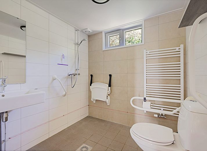 Geniet van het terras van Aangepaste bungalow de Dobbe in Appelscha, omringd door de Friese bossen in Friesland.