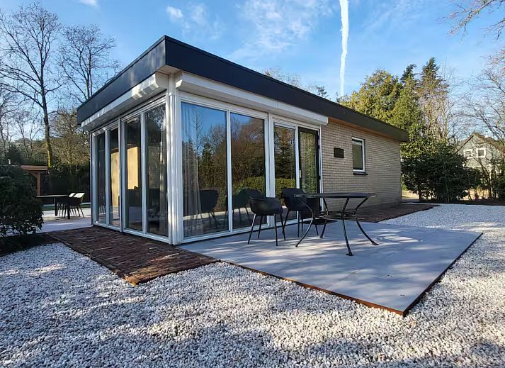 Vakantiehuis FR564 in Appelscha, Friese bossen, met moderne veranda en serene natuur in Friesland.