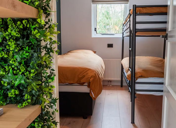 Vakantiehuis FR564 in Appelscha, Friese bossen, met moderne veranda en serene natuur in Friesland.