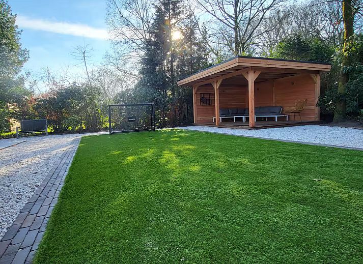 Vakantiehuis FR564 in Appelscha, Friese bossen, met moderne veranda en serene natuur in Friesland.