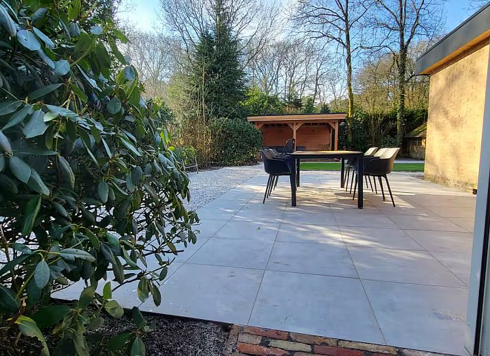 Vakantiehuis FR564 in Appelscha, Friese bossen, met moderne veranda en serene natuur in Friesland.