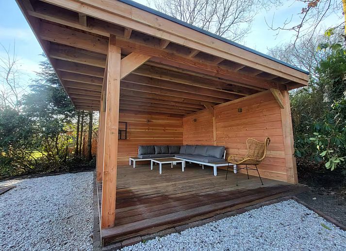 Luxe badkamer in vakantiehuis FR564, Appelscha, met moderne douche in marmerlook, omgeven door de serene Friese bossen in Friesland.