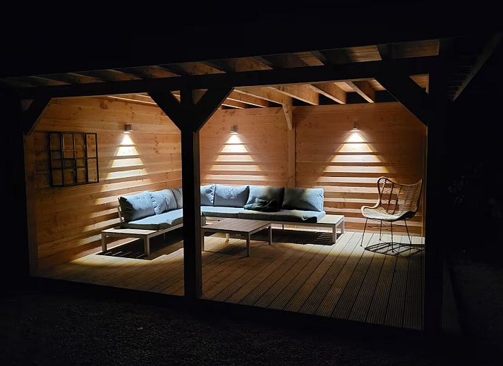 Luxe badkamer in vakantiehuis FR564, Appelscha, met moderne douche in marmerlook, omgeven door de serene Friese bossen in Friesland.