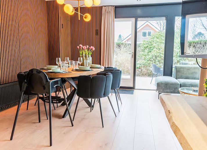 Luxe badkamer in vakantiehuis FR564, Appelscha, met moderne douche in marmerlook, omgeven door de serene Friese bossen in Friesland.