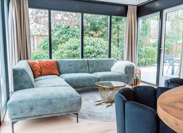 Moderne keuken in vakantiehuis FR564, Appelscha, Friese bossen, met uitzicht op de natuur, ideaal voor een ontspannen verblijf in Friesland.