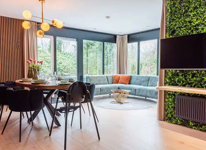 Luxe badkamer in vakantiehuis FR564 in Appelscha, Friese bossen, met moderne inrichting en ontspannend bubbelbad.