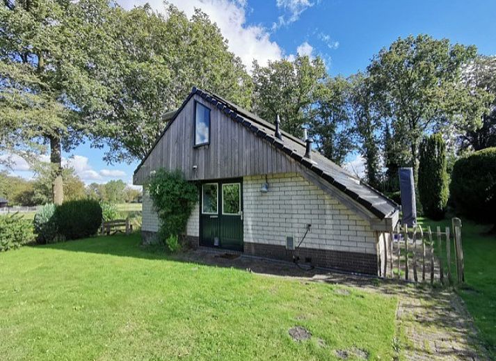 Charmantes Ferienhaus FR433 in Appelscha, Friesland, umgeben von gruenen Waeldern.