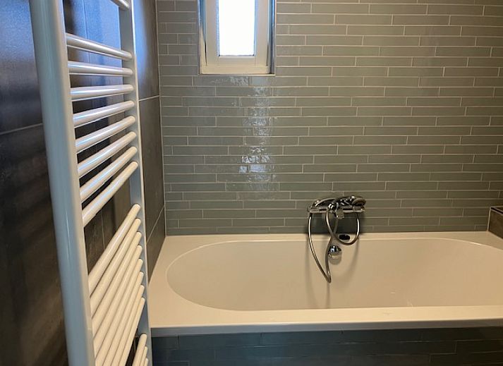 Radfahren durch die schoene Natur am FR433 in Appelscha, Friesische Waelder, Friesland.