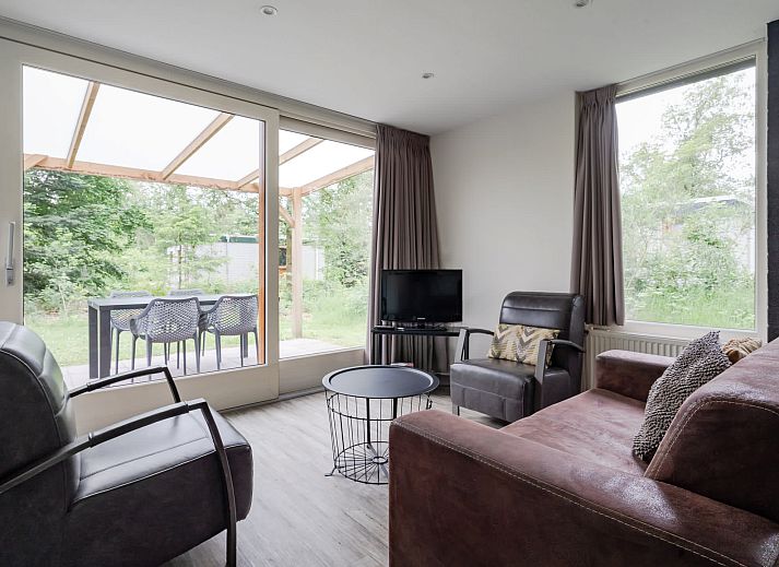 Bungalow het Beekdal in Appelscha bietet einen ruhigen Aussenbereich mit einer Terrasse in den friesischen Waeldern.