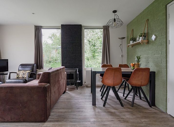 Bungalow het Beekdal in Appelscha bietet einen ruhigen Aussenbereich mit einer Terrasse in den friesischen Waeldern.