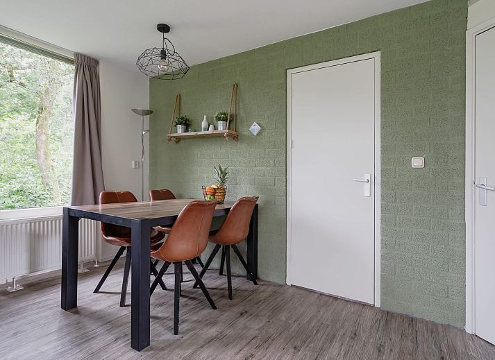 Gemuetliches Wohnzimmer von Bungalow het Beekdal in Appelscha mit Blick auf die friesische Landschaft.