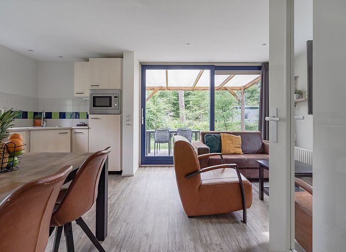 Stijlvolle keuken en eetruimte in Bungalow de Grutto, Appelscha, omgeven door Friese natuur.