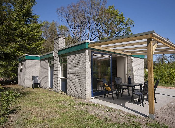 Stijlvolle keuken en eetruimte in Bungalow de Grutto, Appelscha, omgeven door Friese natuur.