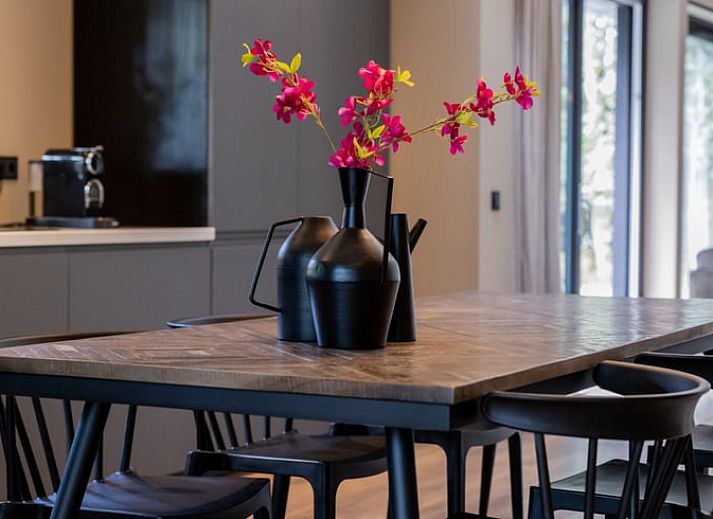 Relax on the porch of Huisje in Appelscha, a vacation home in the Frisian woods, Friesland, with a view of nature.