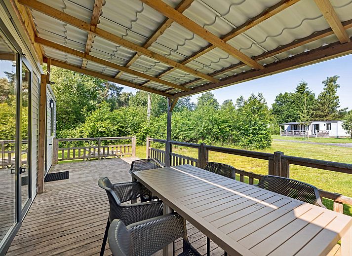 Mobil home de Libelle in Appelscha, Friesland met zonnige veranda en groene omgeving.