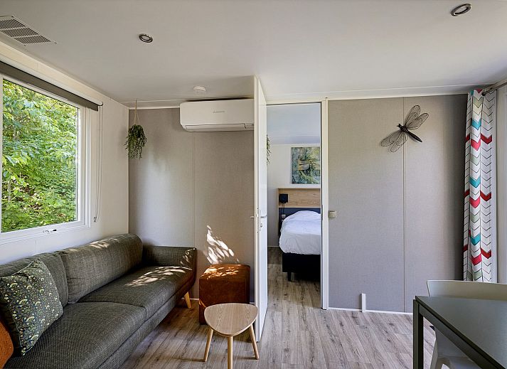 Mobil home de Libelle in Appelscha, Friesland met zonnige veranda en groene omgeving.