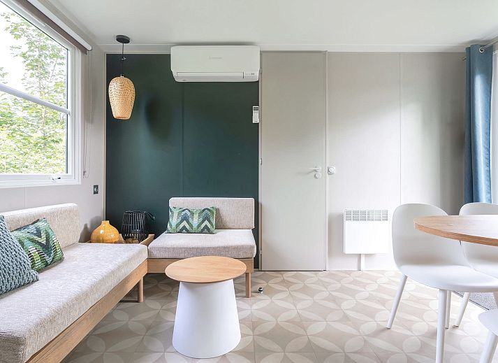 Gezellig terras bij Mobil home de Juffer in Appelscha, Friesland, stacaravan in de Friese bossen.