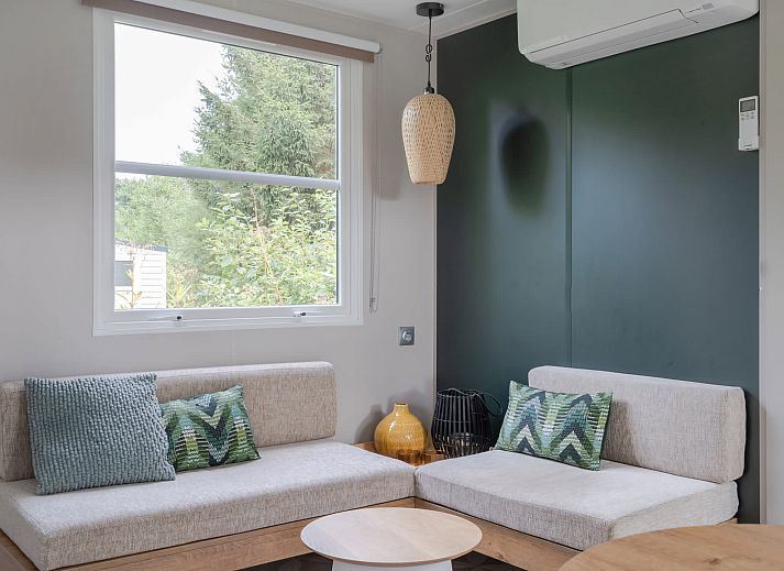 Gezellig terras bij Mobil home de Juffer in Appelscha, Friesland, stacaravan in de Friese bossen.