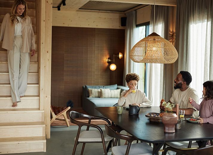 Geniessen Sie ein Buch im gemuetlichen Innenbereich von Unbrick One, Appelscha, Friesland.