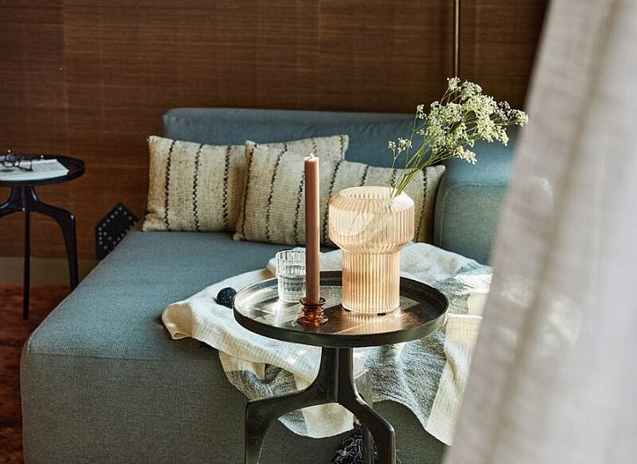 Geniessen Sie ein Buch im gemuetlichen Innenbereich von Unbrick One, Appelscha, Friesland.