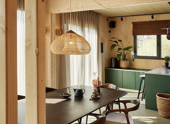 Geniessen Sie ein Buch im gemuetlichen Innenbereich von Unbrick One, Appelscha, Friesland.