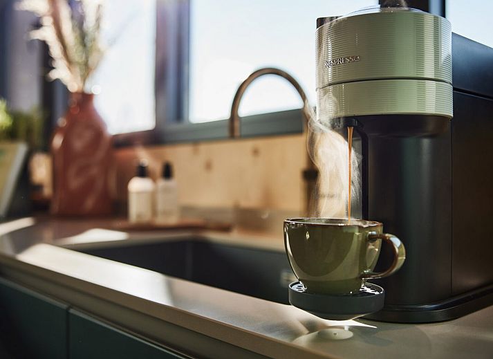 Geniessen Sie ein Buch im gemuetlichen Innenbereich von Unbrick One, Appelscha, Friesland.