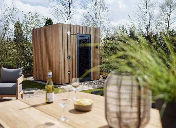 Fruehstueck auf der Terrasse von Unbrick One, Ferienhaus in Appelscha, Friesische Waelder.