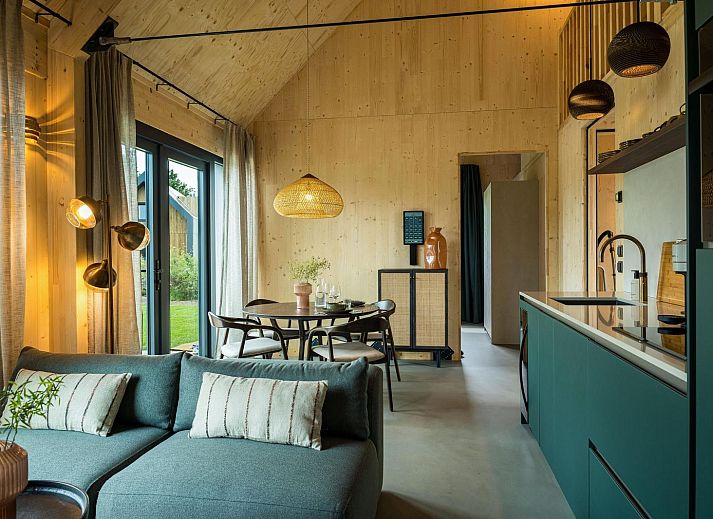 Ontspan op het terras van Unbrick One in Appelscha, Friese bossen, perfect voor twee personen.
