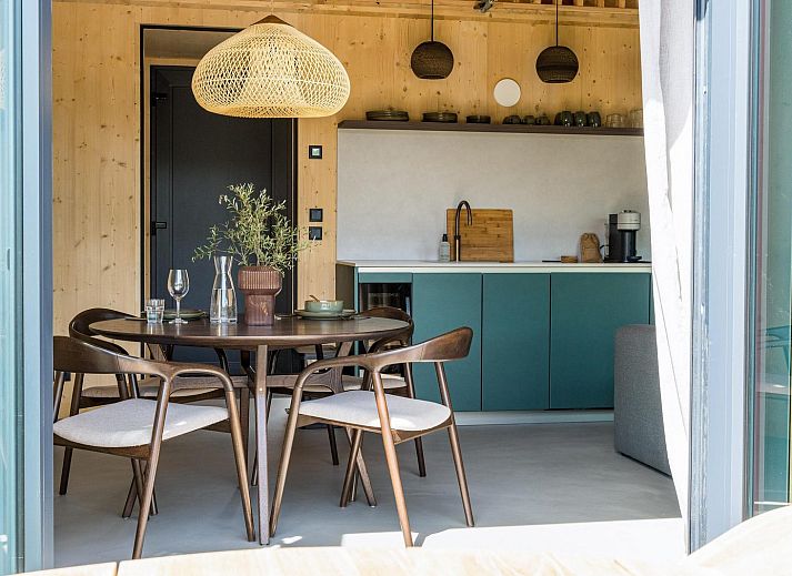 Ontspan op het terras van Unbrick One in Appelscha, Friese bossen, perfect voor twee personen.