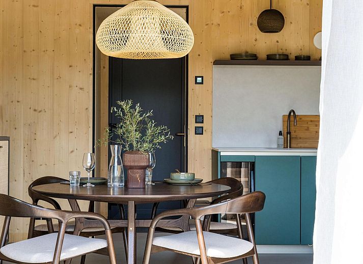 Lichte en moderne woonkamer in Unbrick One vakantiehuis, gelegen in de Friese bossen.