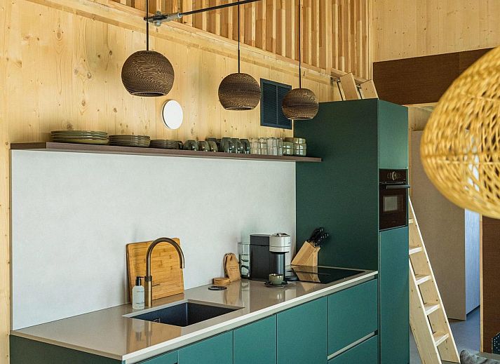 Lichte en moderne woonkamer in Unbrick One vakantiehuis, gelegen in de Friese bossen.