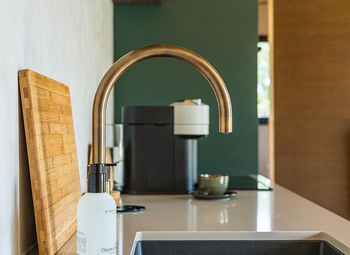 Lichte en moderne woonkamer in Unbrick One vakantiehuis, gelegen in de Friese bossen.