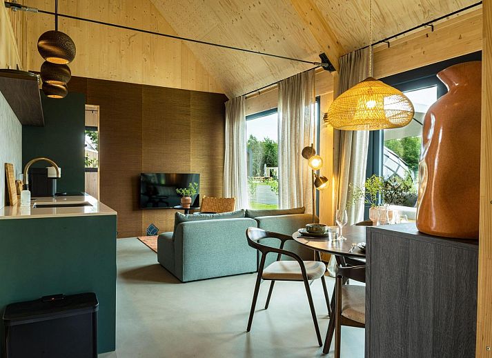 Eetruimte met houten meubels in Unbrick One, vakantiehuis voor twee in Appelscha.