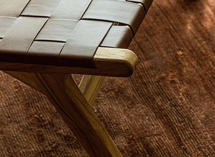 Eetruimte met houten meubels in Unbrick One, vakantiehuis voor twee in Appelscha.