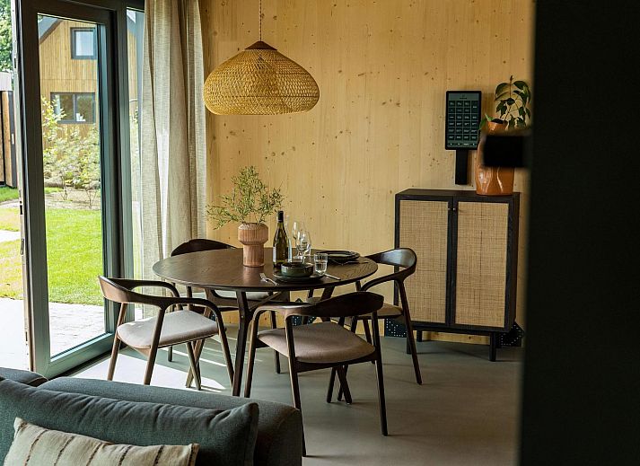 Eetruimte met houten meubels in Unbrick One, vakantiehuis voor twee in Appelscha.