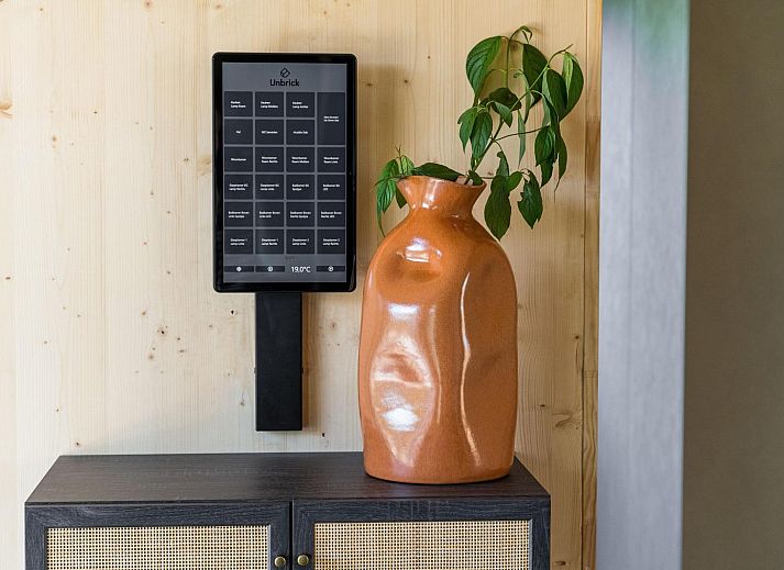Eetruimte met houten meubels in Unbrick One, vakantiehuis voor twee in Appelscha.