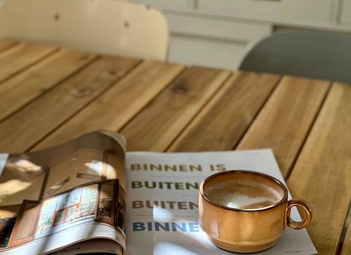 Huisje in Appelscha, een charmant vakantiehuis in de Friese bossen van Friesland, omgeven door groen.