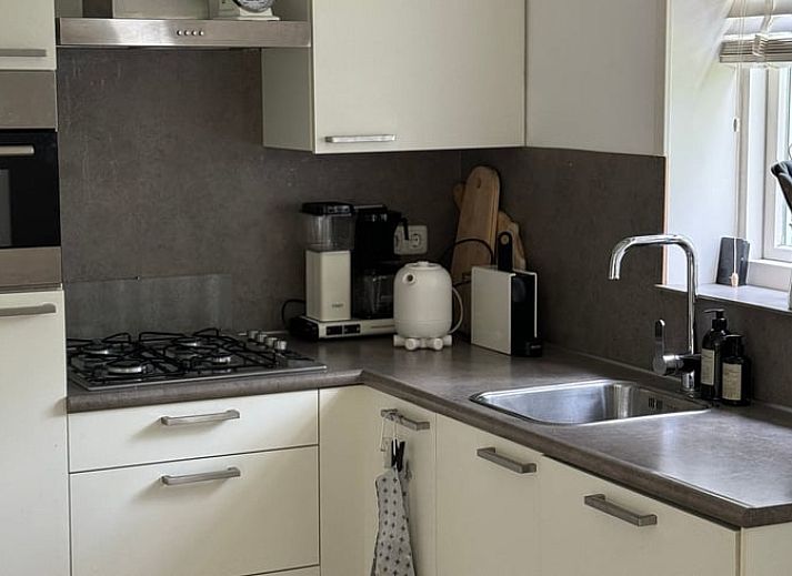 Eetkamer van Huisje in Appelscha, vakantiehuis in Friesland, met houten tafel en frisse inrichting.