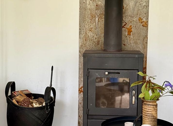 Eetkamer van Huisje in Appelscha, vakantiehuis in Friesland, met houten tafel en frisse inrichting.