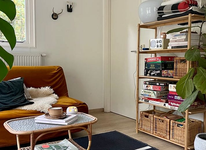 Eetkamer van Huisje in Appelscha, vakantiehuis in Friesland, met houten tafel en frisse inrichting.