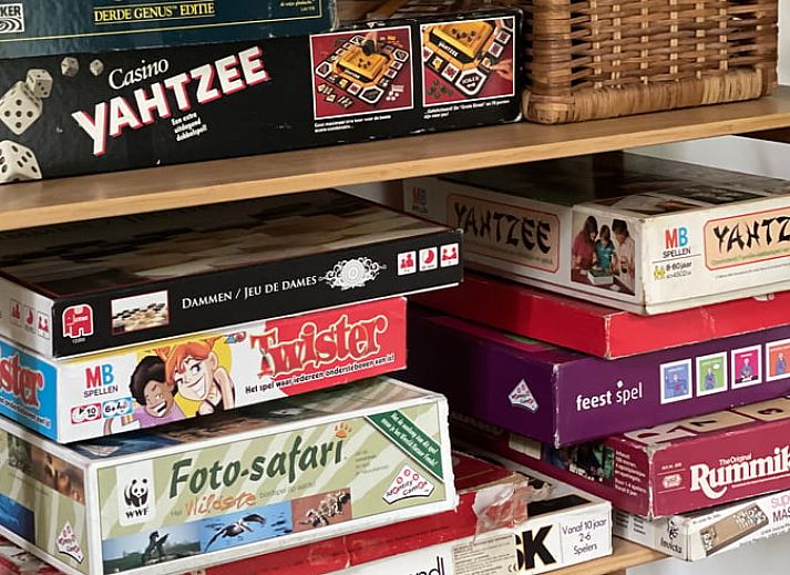 Stijlvolle kast in Huisje in Appelscha, vakantiehuis in Friese bossen, gevuld met servies.