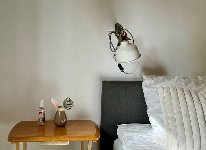 Gezellige eetruimte in Huisje in Appelscha, vakantiehuis in Friesland, met uitzicht op de tuin.