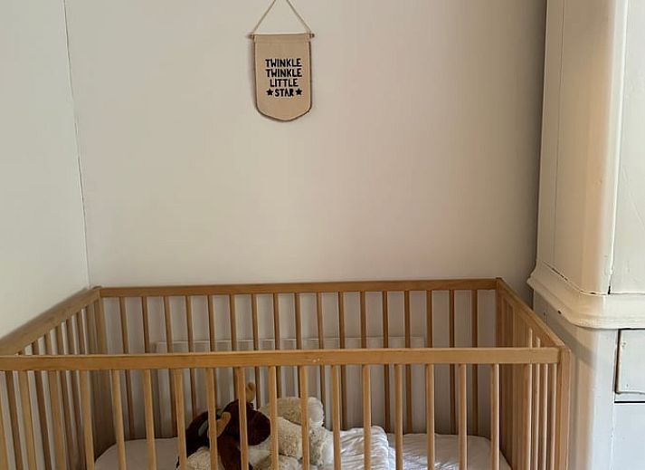 Gezellige eetruimte in Huisje in Appelscha, vakantiehuis in Friesland, met uitzicht op de tuin.