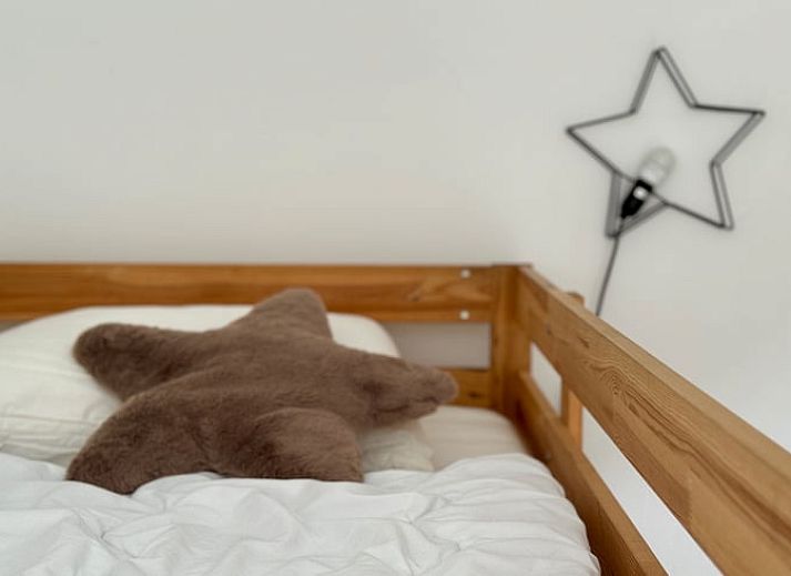 Ontspanning in Huisje in Appelscha, vakantiehuis in Friese bossen, met koffie en tijdschrift.