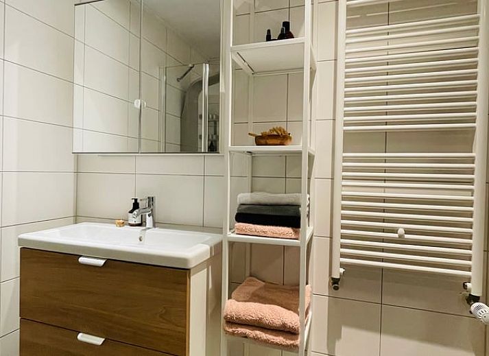 Ontspanning in Huisje in Appelscha, vakantiehuis in Friese bossen, met koffie en tijdschrift.